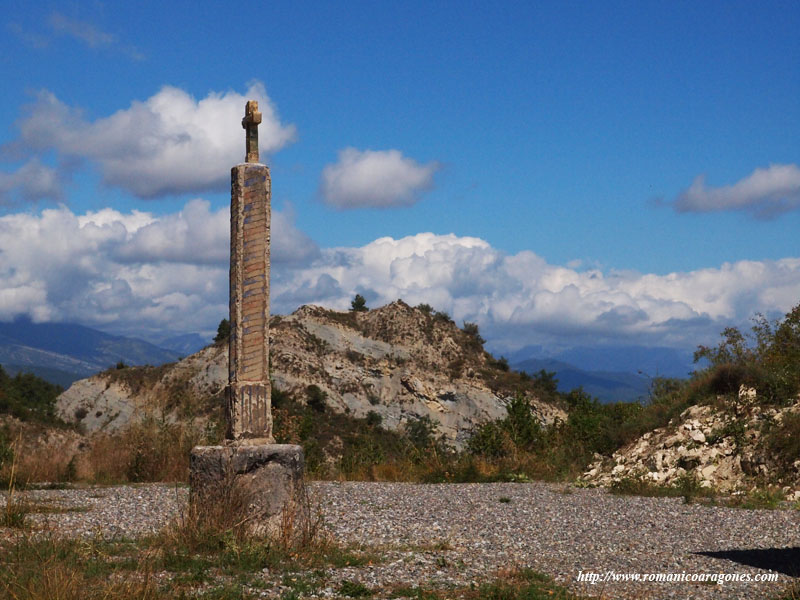 IMÁGEN DE JOSE LUIS ARAMENDÍA CON EL SARCÓFAGO IN SITU